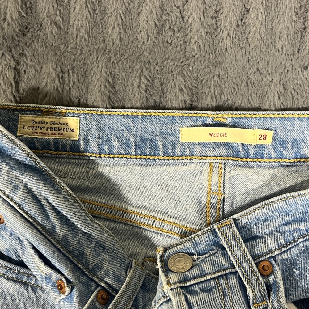 Levis Premium Wedgie Straight Jean Light Wash High Rise Button Fly 28 22861-0072 - Picture 3 of 10